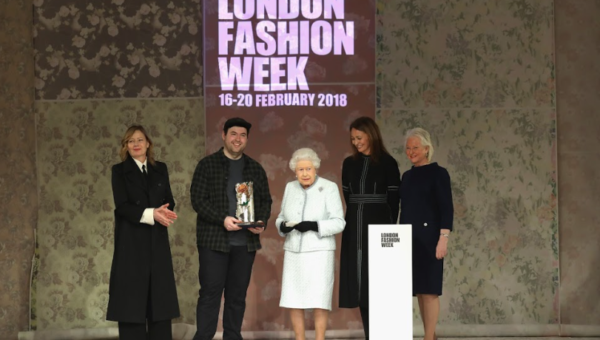 Projektant Richard Quinn wyznacza trendy. Sprawił, że Elżbieta II pojawiła się na LFW!