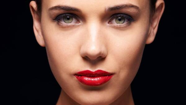 Makijaż z czerwonymi błyszczącymi ustami – klasyczna czerwień i efekt wet lips