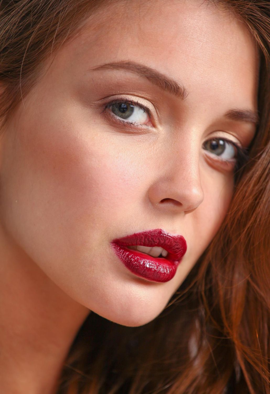 Makijaż ust z efektem ombre – wariant czerwonych błyszczących ust i optyczne powiększenie