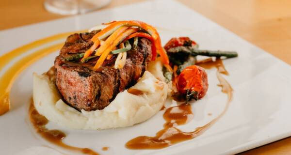 Menu na komunię 2023- danie główne z ziemniakami puree