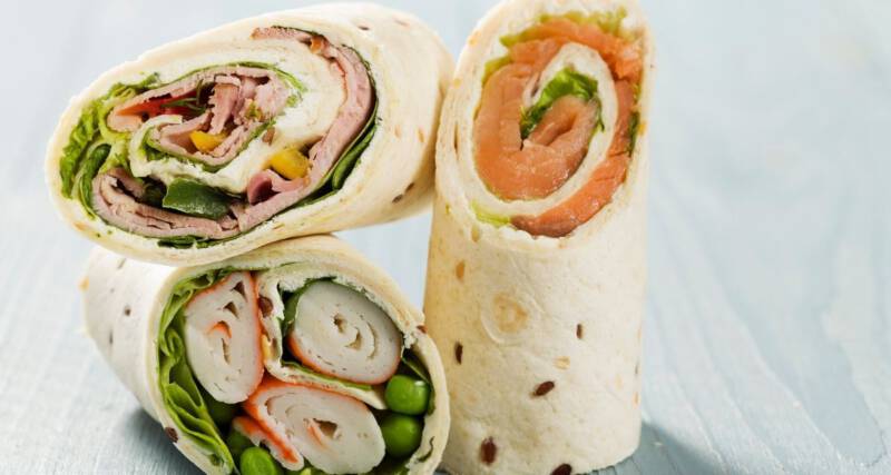 Menu na komunię 2023 - roladki z łososiem