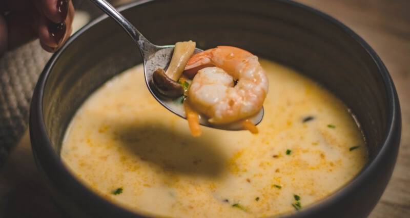 Menu na komunię 2023 - zupa z krewetkami