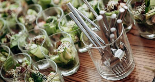 sałatka grecka w menu na komunię 2022