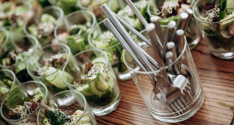 sałatka grecka w menu na komunię 2023