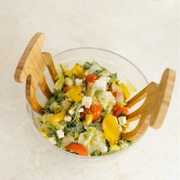 Sałatka warstwowa w menu na komunię 2023