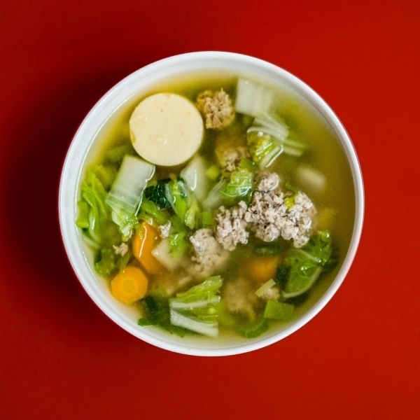 Wiosenna zupa jarzynowa w menu na komunię 2023