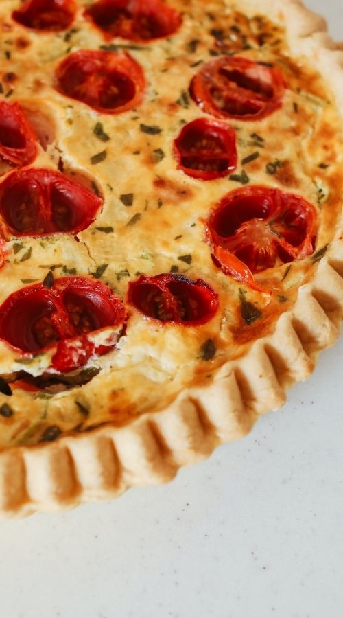 Wytrawna tarta w menu na komunię w domu 2023