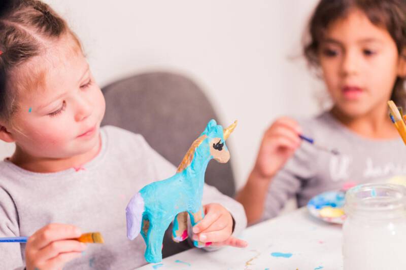 dekorowanie figurek z masy solonej przez dzieci