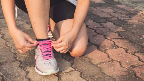 Jak dbać o stopy, gdy uprawiamy sport? Letni poradnik dla aktywnych