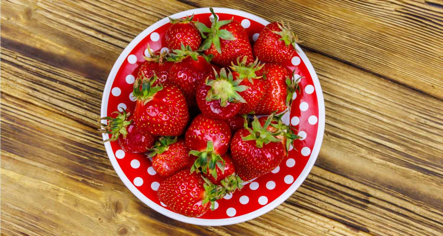 Jak odróżnić polskie truskawki od zagranicznych - świeże truskawki w łubiance