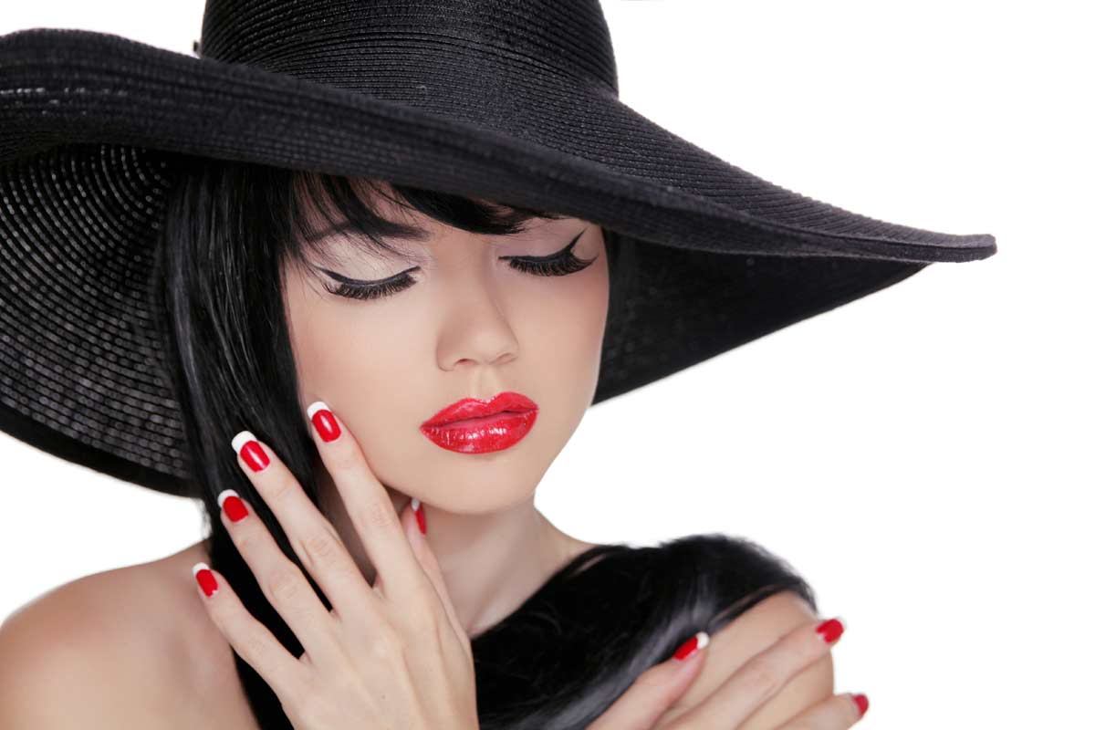 biało czerwone paznokcie z czym nosić