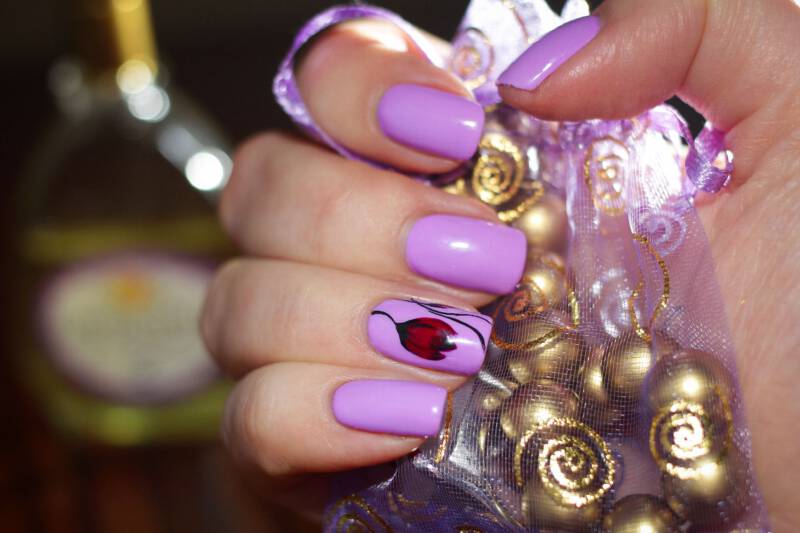 serduszko na fioletowych paznokciach