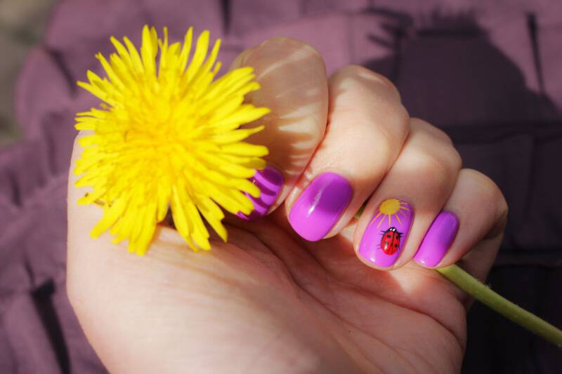 wzór biedronki na paznokciach