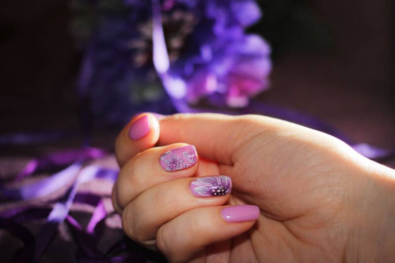 fioletowe neonowe ombre na paznokciach