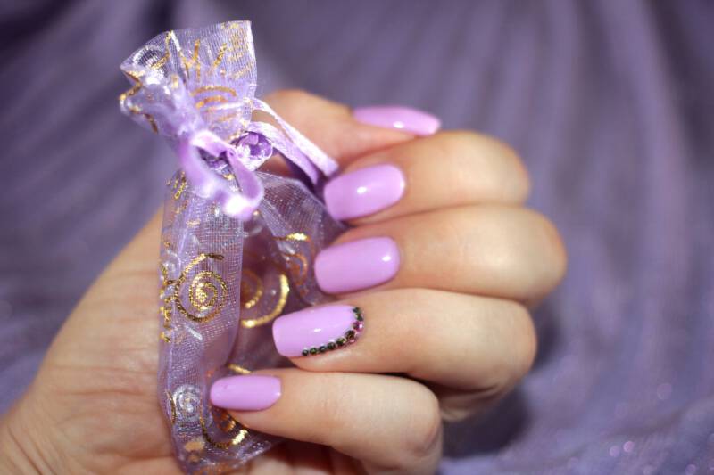 fioletowe neonowe paznokcie