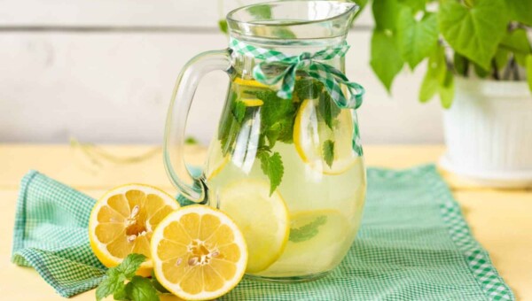Domowa lemoniada – 7 prostych przepisów na orzeźwiające napoje na lato