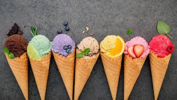 różne smaki lodów w wafelku