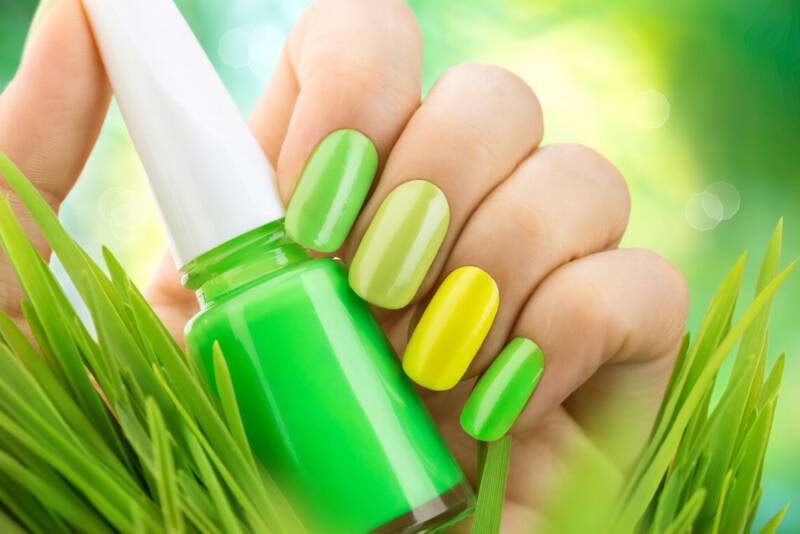 zielony i żółty neonowy kolor na paznokciach