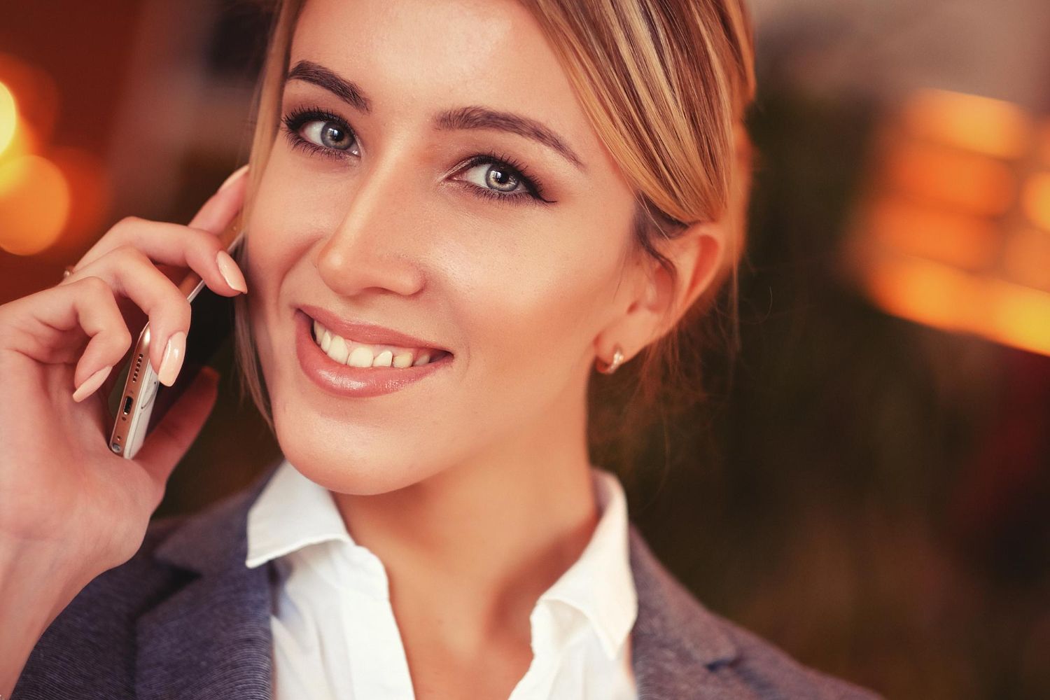 Naturalny makijaż do pracy – lekki podkład i korektor bez efektu maski