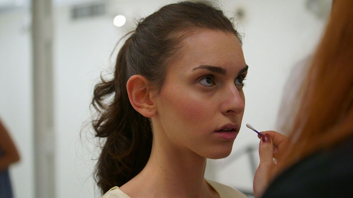 nakładanie różu na policzki