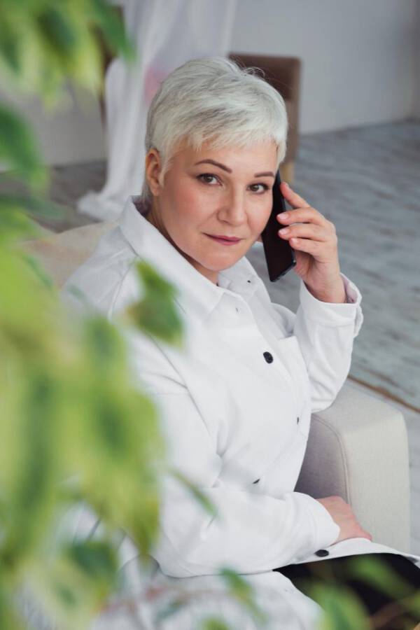 Odmładzające fryzury z grzywką