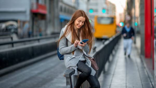 Poręczny i praktyczny telefon dla kobiety