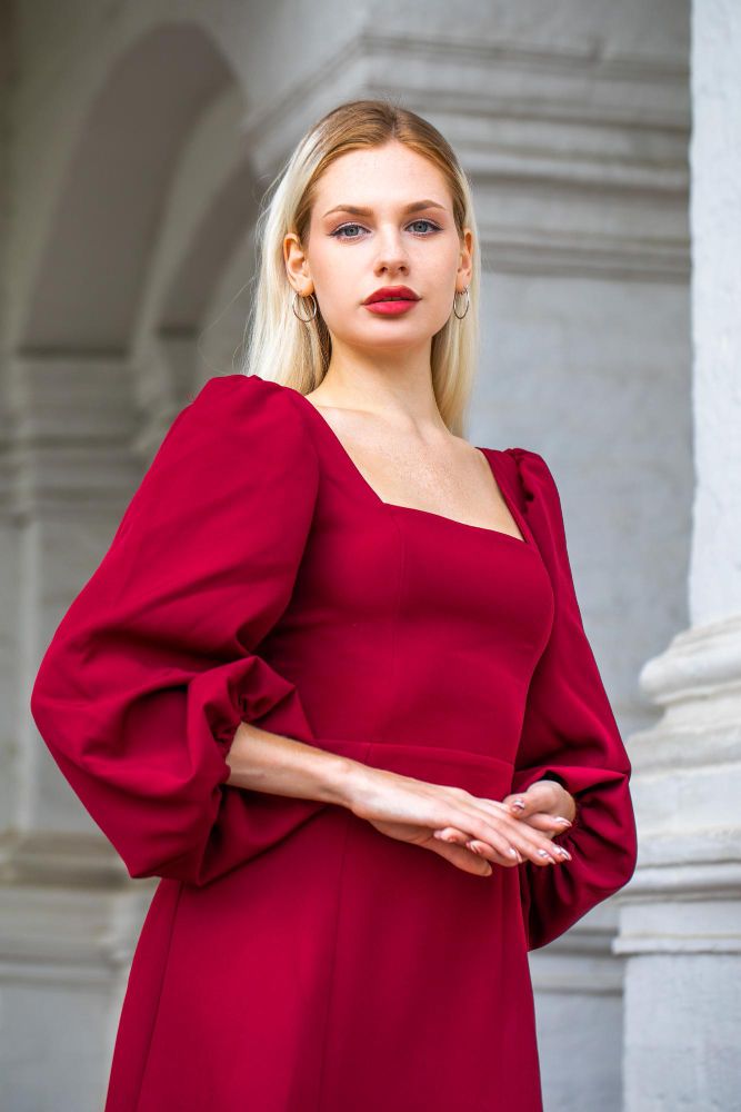 Czerwona/burgundowa sukienka i stonowany makijaż nude – inspiracja: mocny kolor stylizacji, delikatne usta