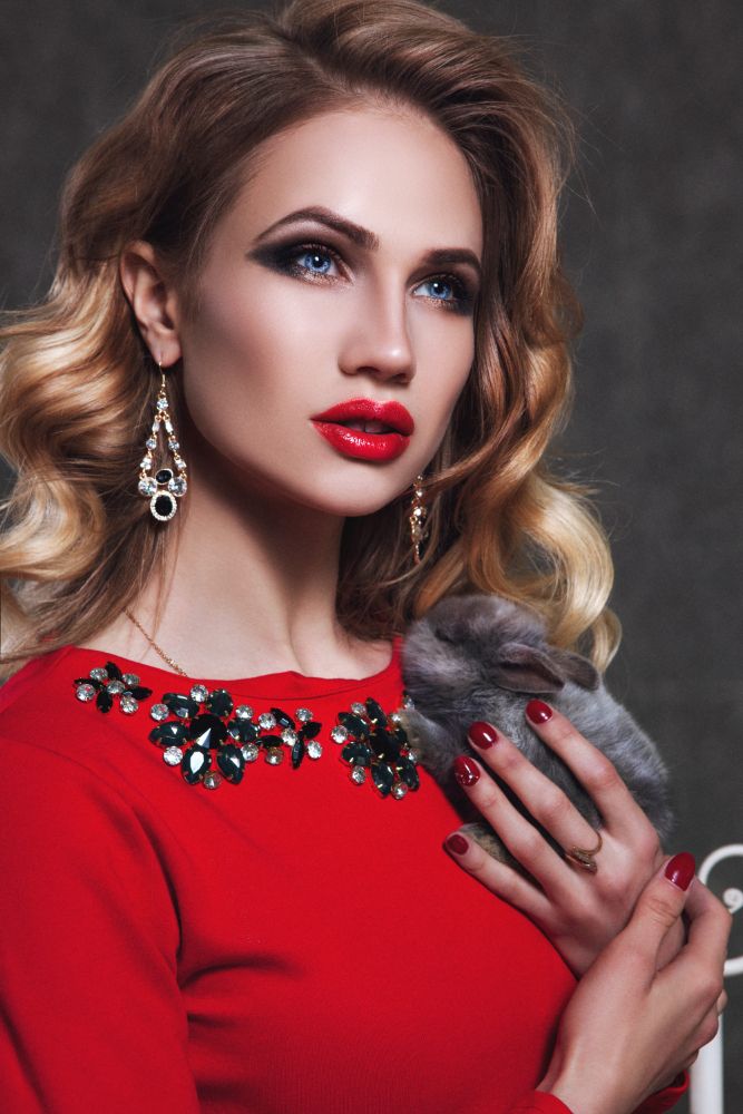 Smokey eyes do czerwonej sukienki – przydymione oko w ciemnych tonach, propozycja dla brunetek na wieczór