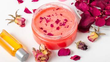 błyszczyk do ust z różą DIY