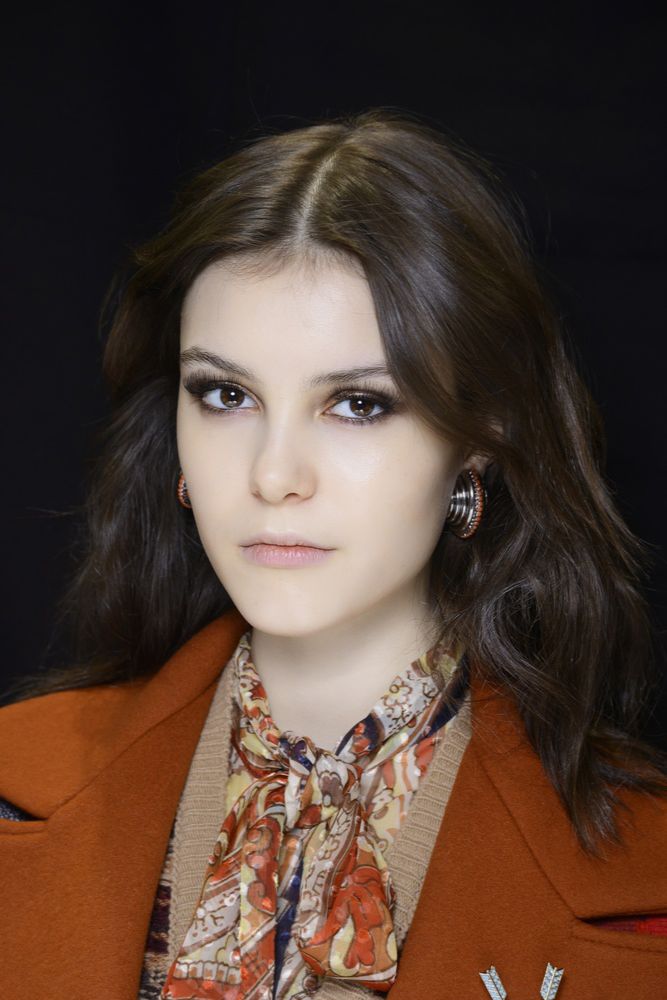 makijaż ust - intensywny kolor szminki dla brunetek