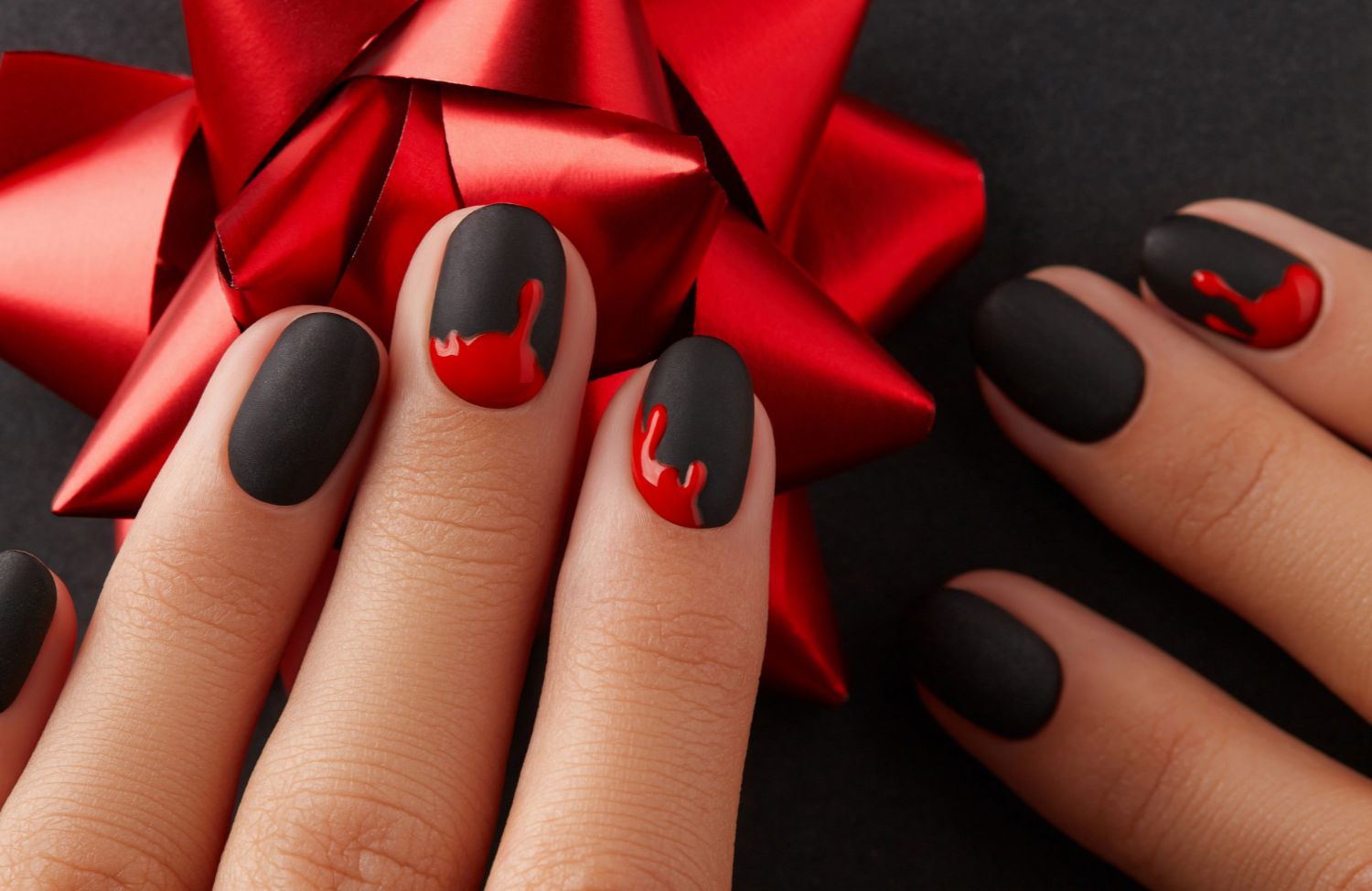 Manicure na Halloween. Czas na dynie, duchy, a nawet... szwy wymalowane na paznokciach!