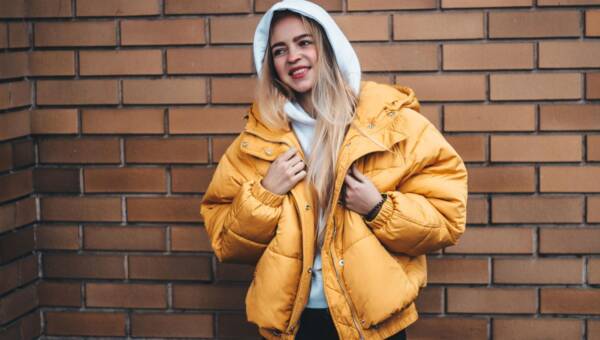 młoda kobieta ubrana w puchowa kurtkę