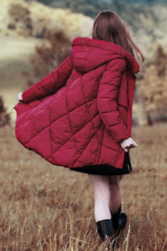 czerwona kurtka pikowana z kapturem z futerkiem jesień zima 2018/2019 model Volcano