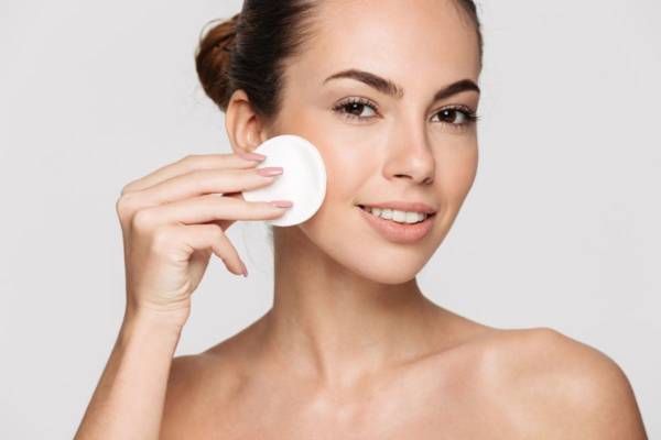Rytuał oczyszczania twarzy. Kiedy warto zastosować go po raz pierwszy?