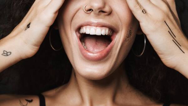 Młoda wesoła kobieta z tatuażem