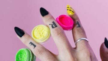 Napis FREE wytatuowany na palcach