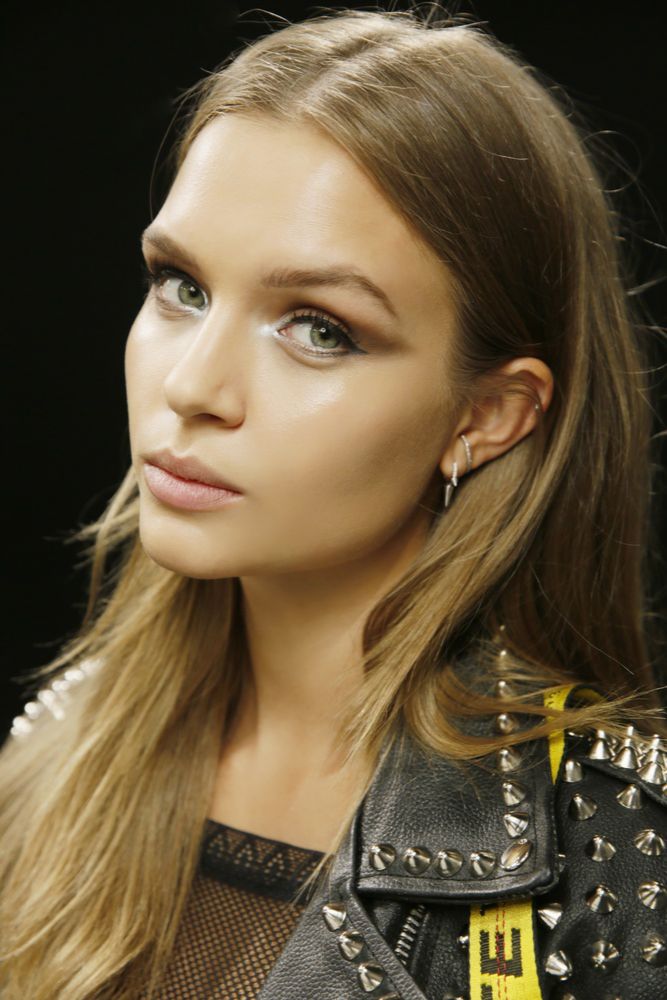 makijaż na pokazie mody - pomadka w odcieniu nude dopasowana do typu urody