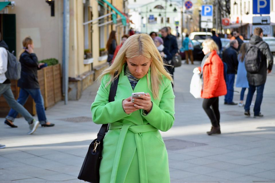 kobieta używająca telefonu komórkowego