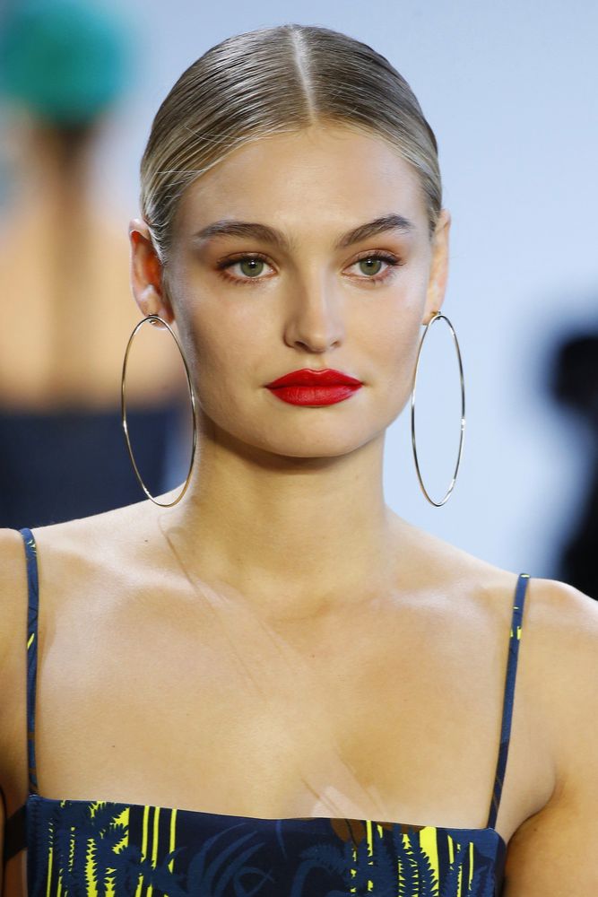 Inspiracja: błyszczące czerwone usta na pokazie mody – efekt wet lips i gładka cera