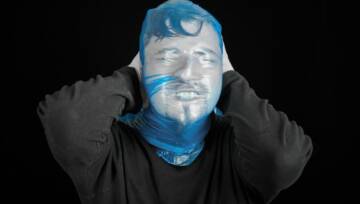 portret-osoby-zakrywajacej-twarz-