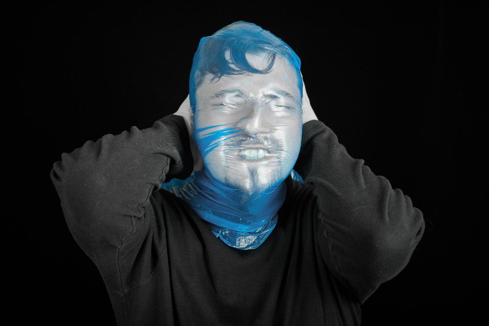 portret-osoby-zakrywajacej-twarz-