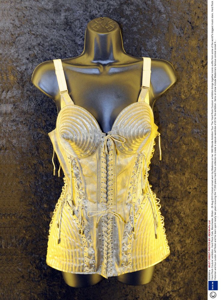 Gorset noszony przez Madonnę podczas jej wystawy „Hard Rock Couture” z trasy koncertowej Blonde Ambition w 1990 roku, Hard Rock Cafe, Manchester, Wielka Brytania – 29 sierpnia 2013 r