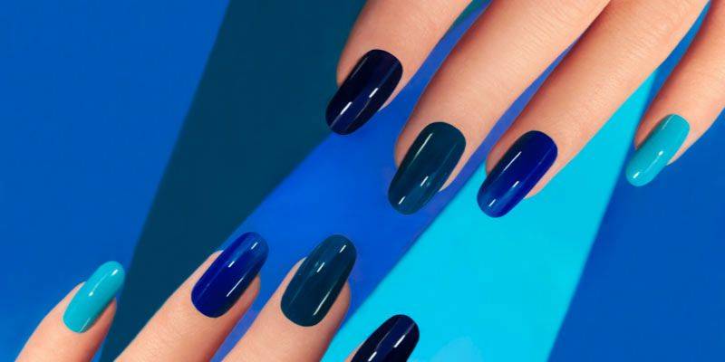 niebieskie kolory na paznokciach