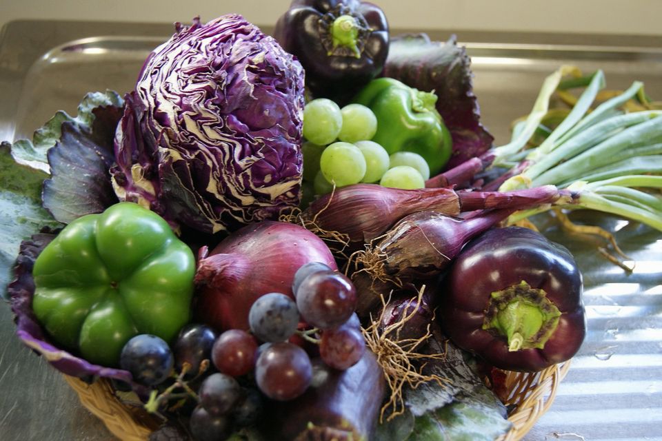 Naturalne farbowanie ubrań warzywami, owocami i ziołami