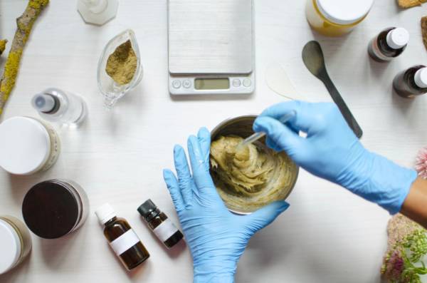 proces tworzenia naturalnych kosmetyków