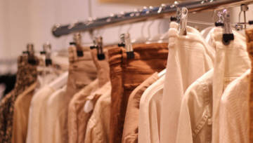 Capsule wardrobe – jak stworzyć szafę w pigułce