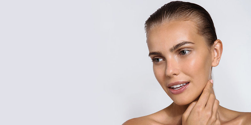 kobieta z rozświetloną skórą