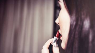 kobieta malująca usta