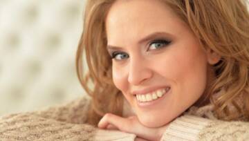 uśmiechająca się blondynka