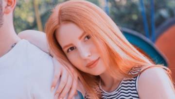Truskawkowy blond na włosach – idealny odcień fryzury na letnie dni